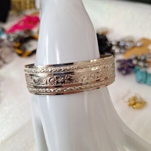 Silver Tone Light Weight Floral Design Cuff